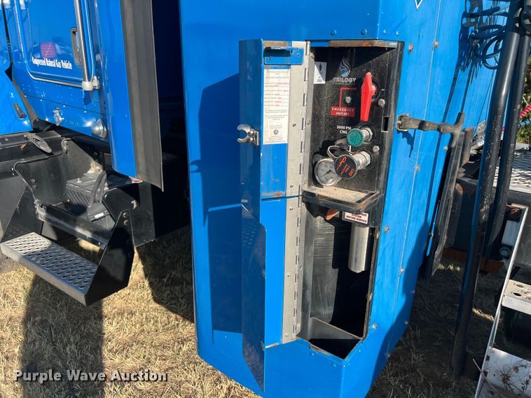 image for item EJ2916 2014 Kenworth  T800 semi truck