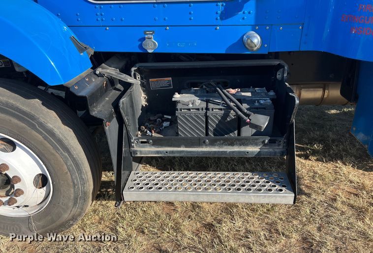 image for item EJ2916 2014 Kenworth  T800 semi truck