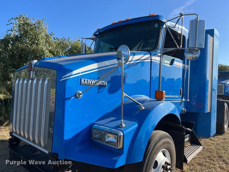 image for item EJ2916 2014 Kenworth  T800 semi truck