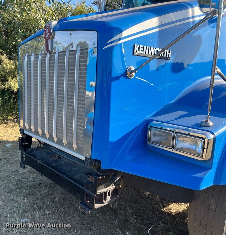 image for item EJ2916 2014 Kenworth  T800 semi truck