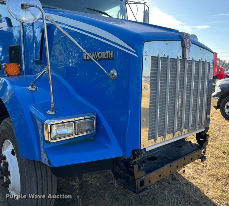 image for item EJ2916 2014 Kenworth  T800 semi truck