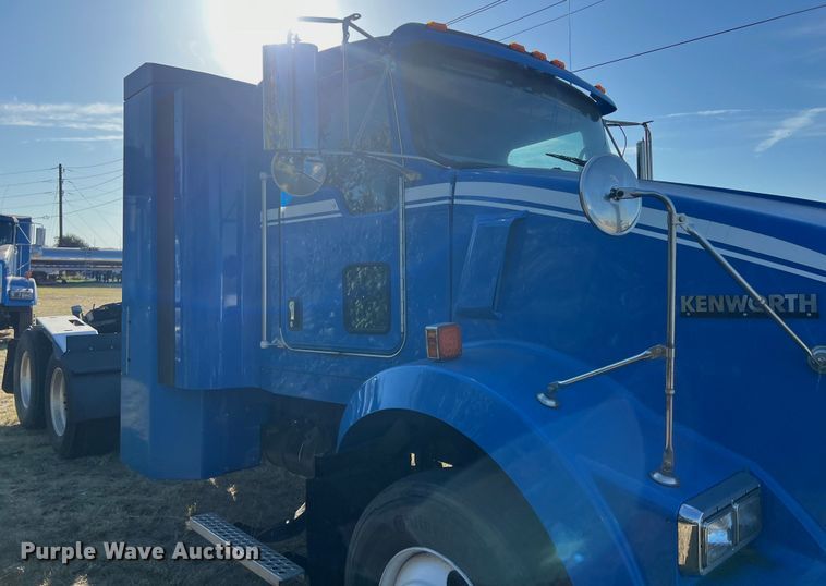 image for item EJ2916 2014 Kenworth  T800 semi truck
