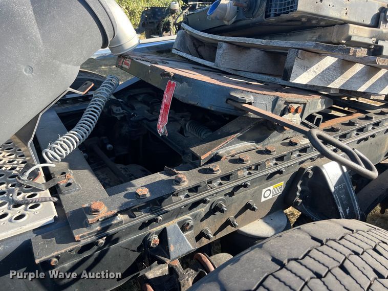 image for item EJ2916 2014 Kenworth  T800 semi truck