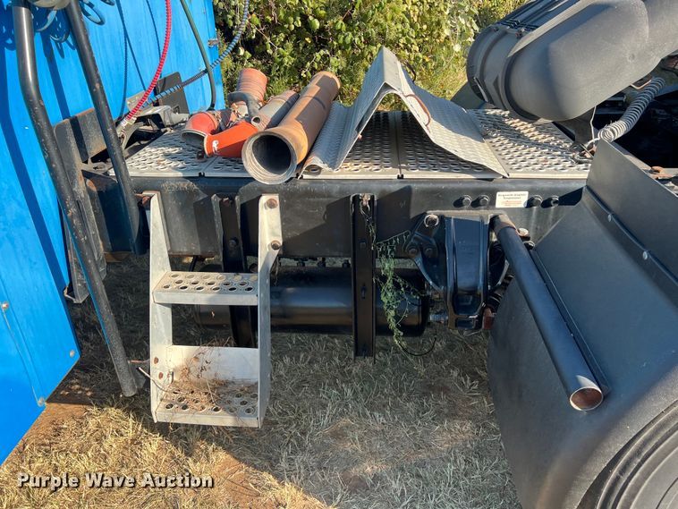 image for item EJ2916 2014 Kenworth  T800 semi truck