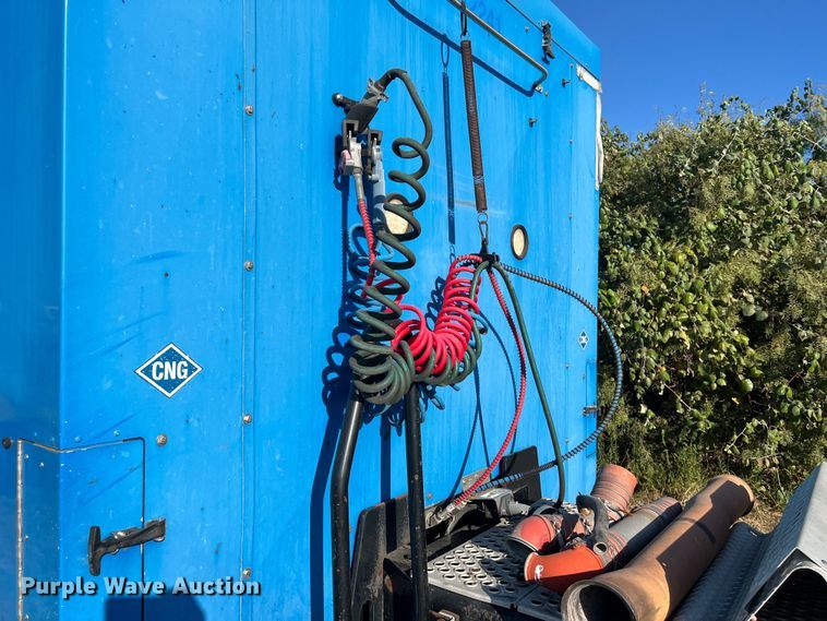 image for item EJ2916 2014 Kenworth  T800 semi truck