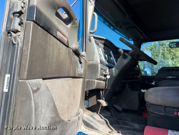 image for item EJ2916 2014 Kenworth  T800 semi truck