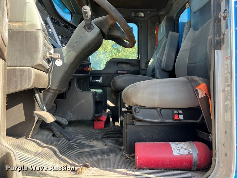 image for item EJ2916 2014 Kenworth  T800 semi truck