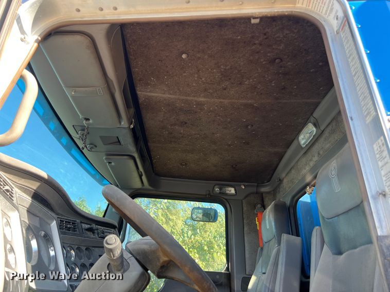 image for item EJ2916 2014 Kenworth  T800 semi truck