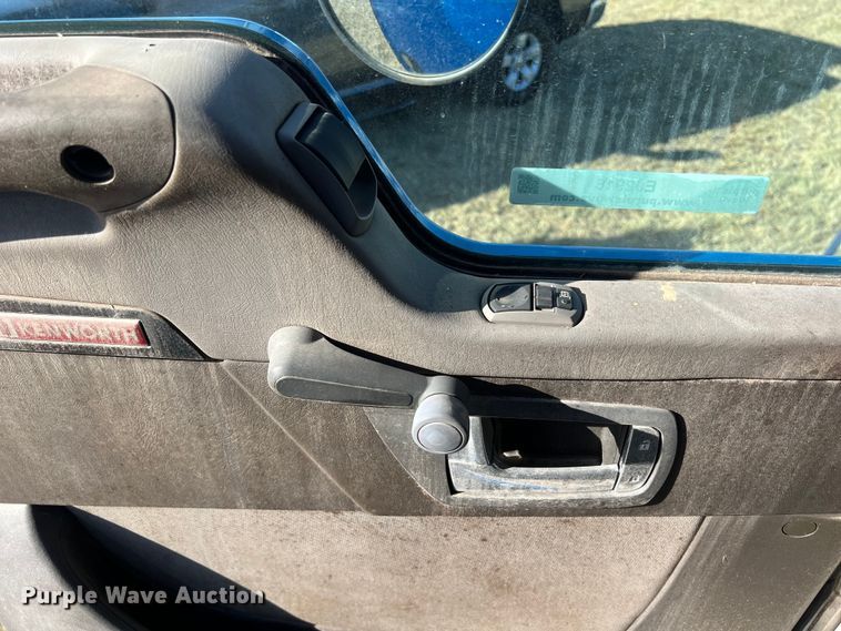 image for item EJ2916 2014 Kenworth  T800 semi truck