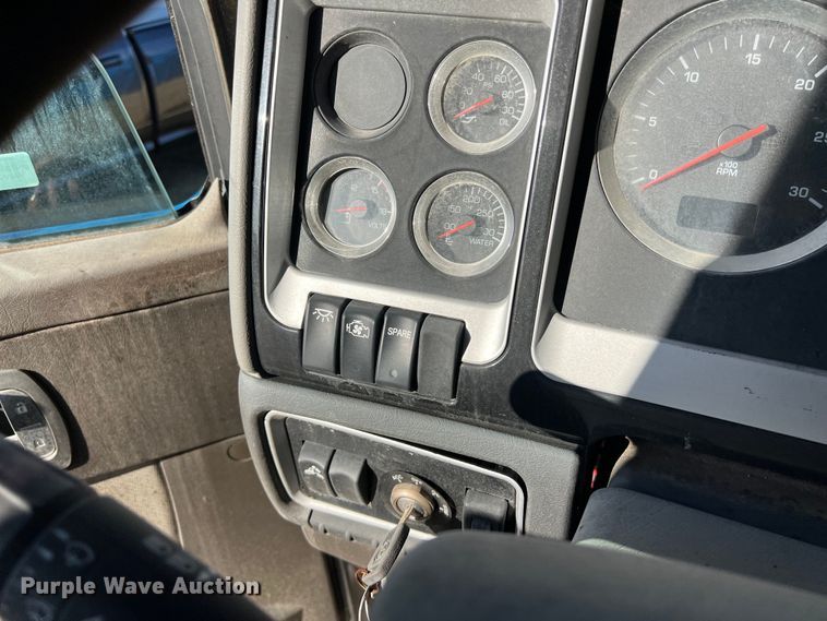 image for item EJ2916 2014 Kenworth  T800 semi truck