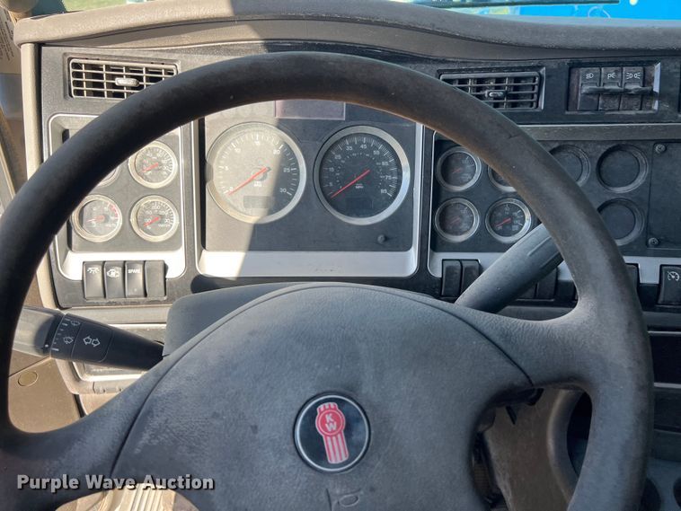 image for item EJ2916 2014 Kenworth  T800 semi truck