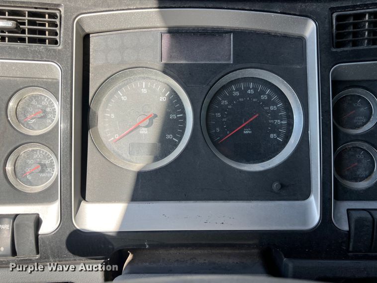 image for item EJ2916 2014 Kenworth  T800 semi truck