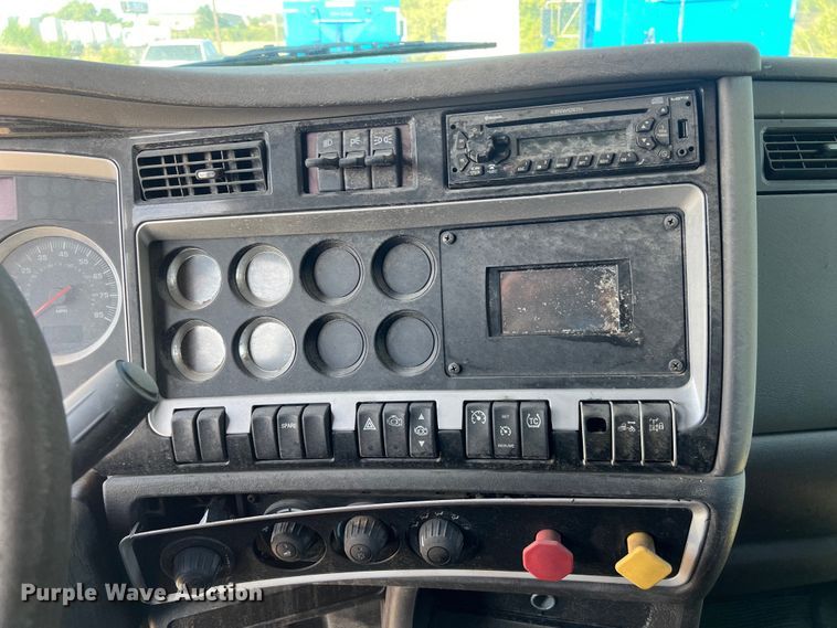 image for item EJ2916 2014 Kenworth  T800 semi truck