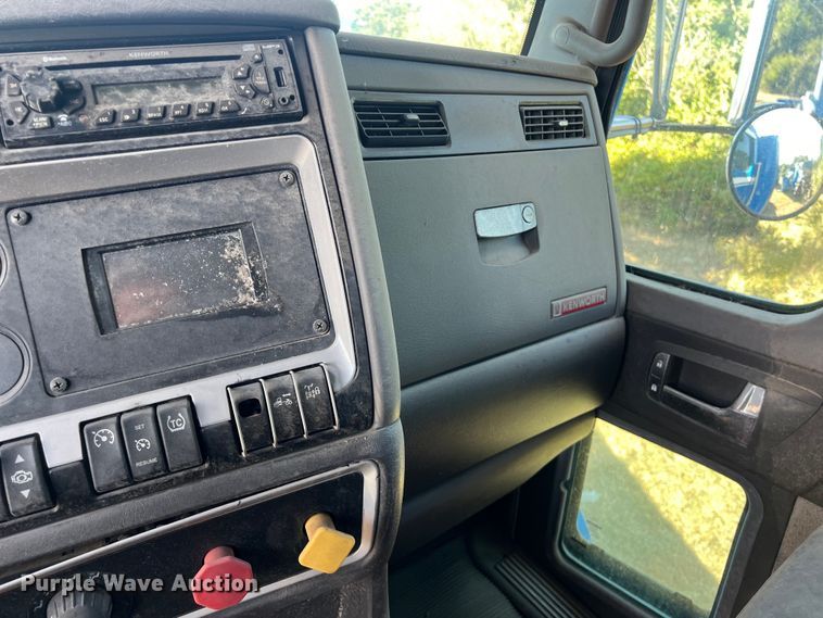 image for item EJ2916 2014 Kenworth  T800 semi truck