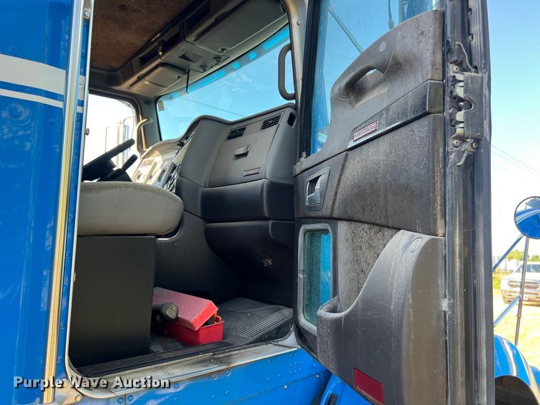 image for item EJ2916 2014 Kenworth  T800 semi truck
