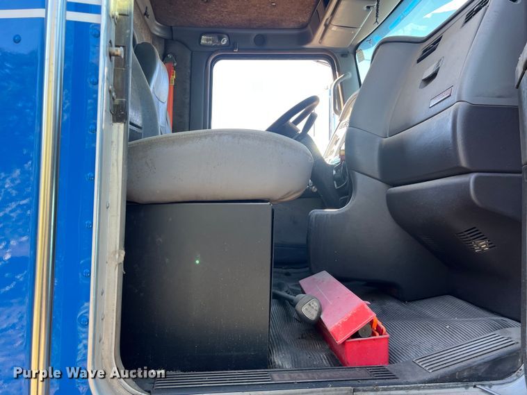 image for item EJ2916 2014 Kenworth  T800 semi truck