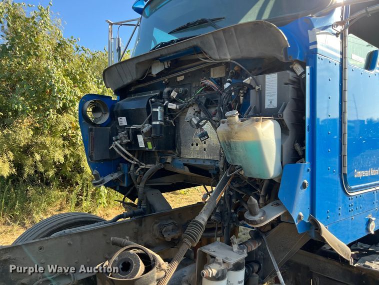 image for item EJ2916 2014 Kenworth  T800 semi truck