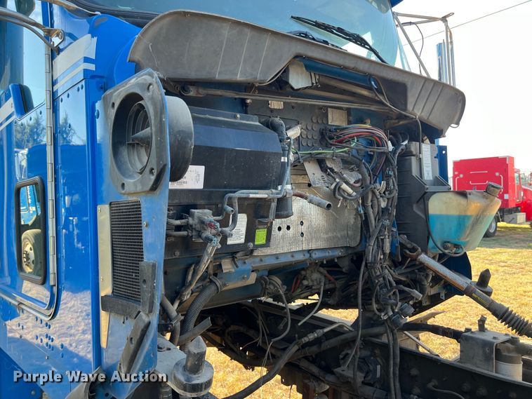 image for item EJ2916 2014 Kenworth  T800 semi truck