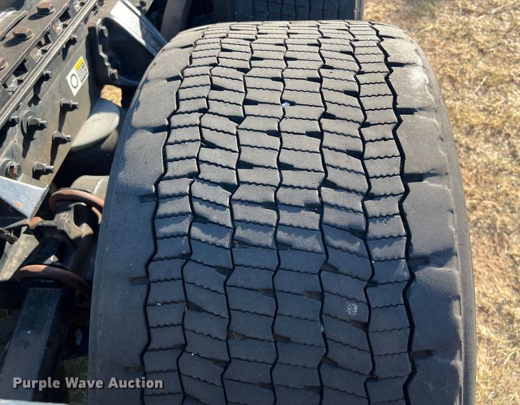 image for item EJ2916 2014 Kenworth  T800 semi truck