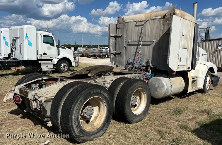 image for item EJ2930 2000 Peterbilt  377 semi truck