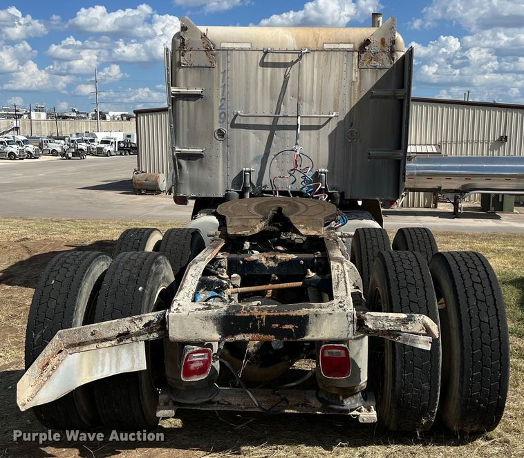 image for item EJ2930 2000 Peterbilt  377 semi truck