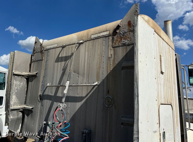 image for item EJ2930 2000 Peterbilt  377 semi truck