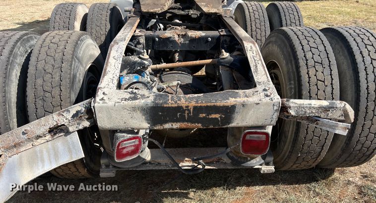 image for item EJ2930 2000 Peterbilt  377 semi truck