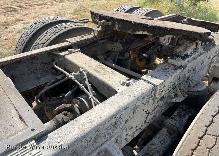 image for item EJ2930 2000 Peterbilt  377 semi truck