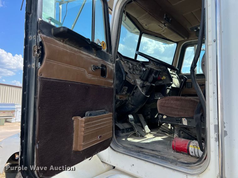 image for item EJ2930 2000 Peterbilt  377 semi truck