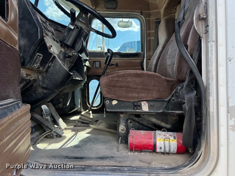 image for item EJ2930 2000 Peterbilt  377 semi truck