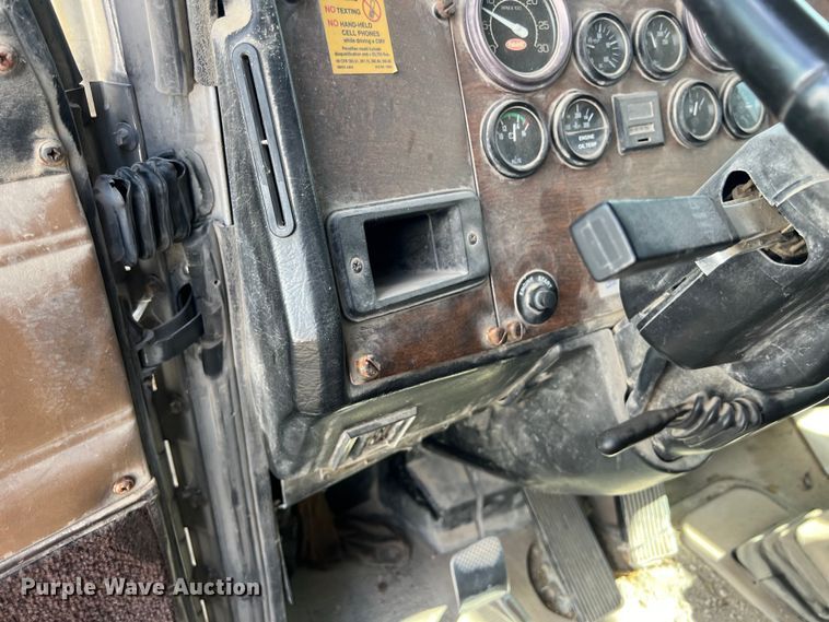 image for item EJ2930 2000 Peterbilt  377 semi truck