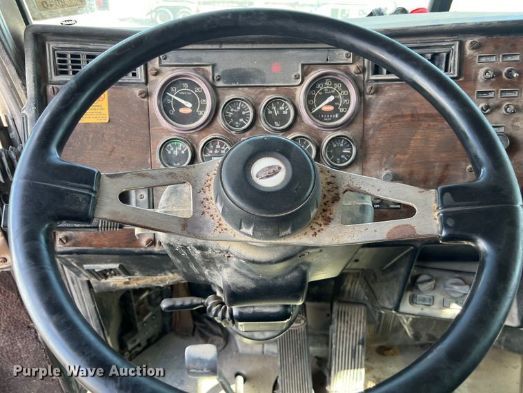 image for item EJ2930 2000 Peterbilt  377 semi truck