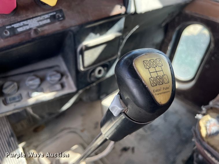 image for item EJ2930 2000 Peterbilt  377 semi truck