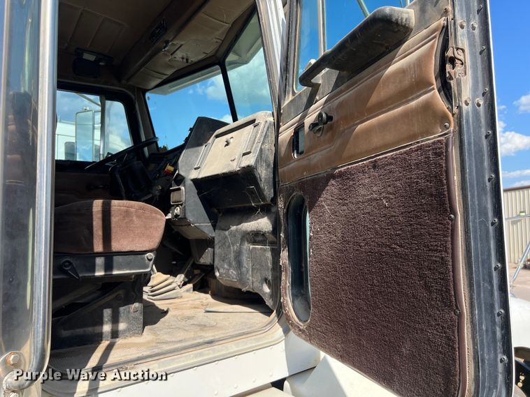 image for item EJ2930 2000 Peterbilt  377 semi truck