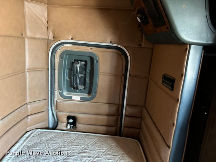 image for item EJ2930 2000 Peterbilt  377 semi truck