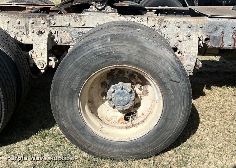 image for item EJ2930 2000 Peterbilt  377 semi truck