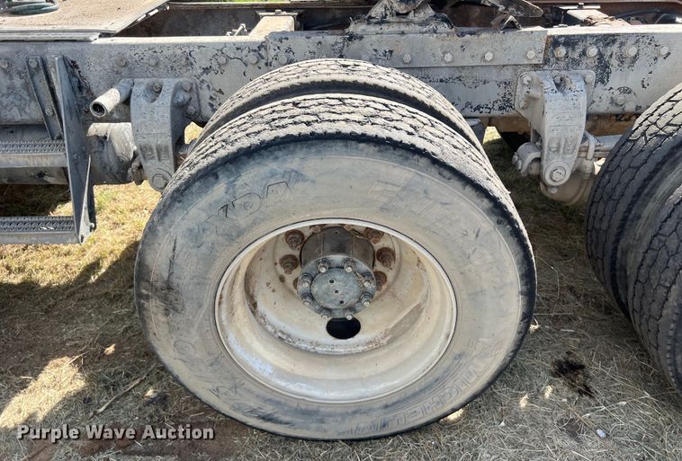 image for item EJ2930 2000 Peterbilt  377 semi truck