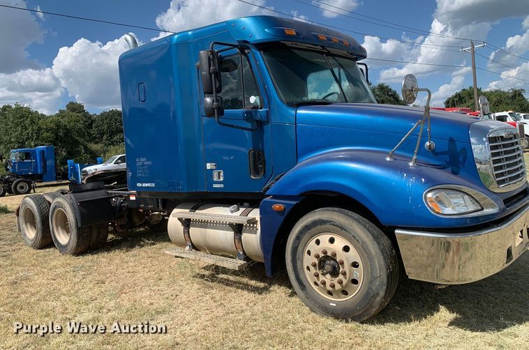 image for item EJ2931 2006 Freightliner  Columbia  semi truck