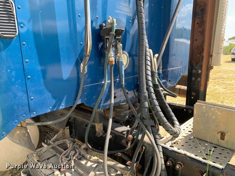 image for item EJ2931 2006 Freightliner  Columbia  semi truck