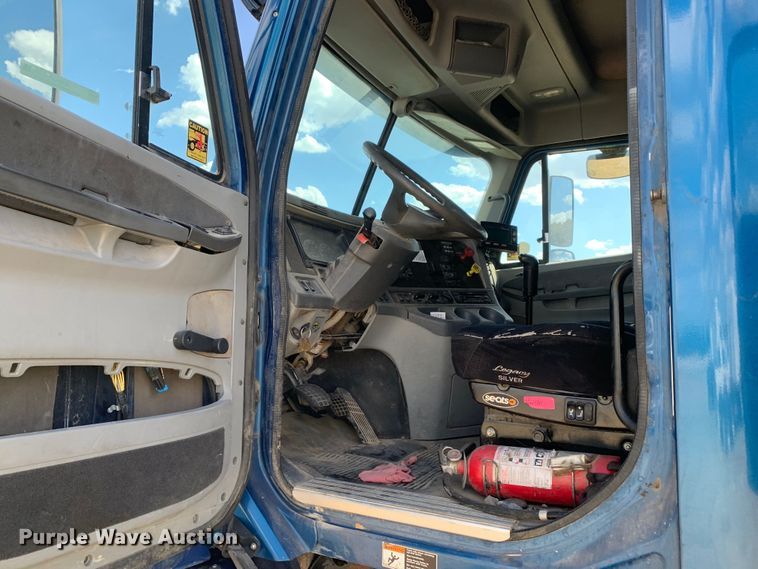 image for item EJ2931 2006 Freightliner  Columbia  semi truck