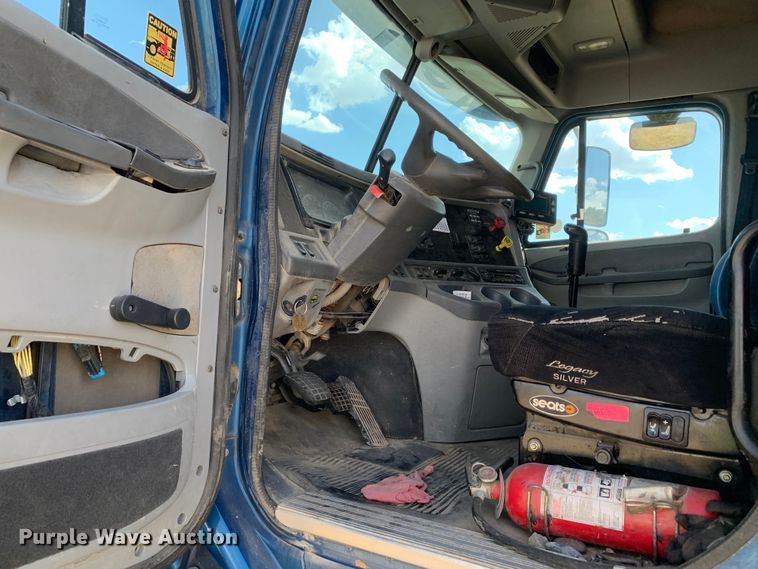 image for item EJ2931 2006 Freightliner  Columbia  semi truck