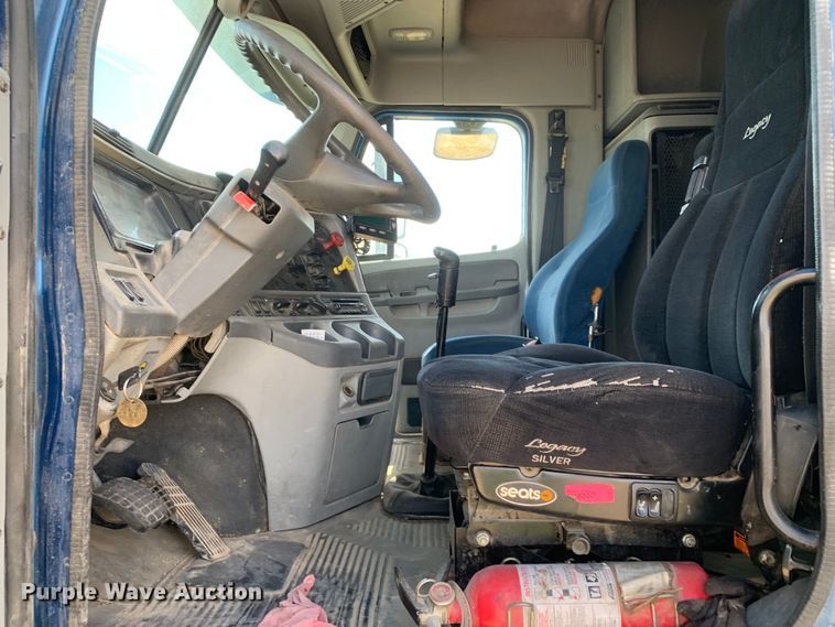 image for item EJ2931 2006 Freightliner  Columbia  semi truck