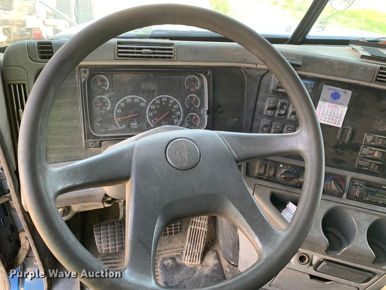 image for item EJ2931 2006 Freightliner  Columbia  semi truck