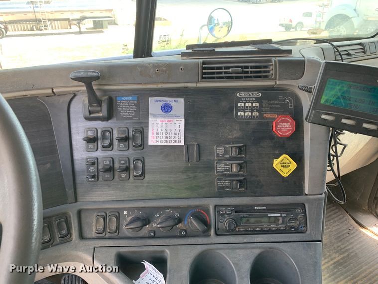 image for item EJ2931 2006 Freightliner  Columbia  semi truck