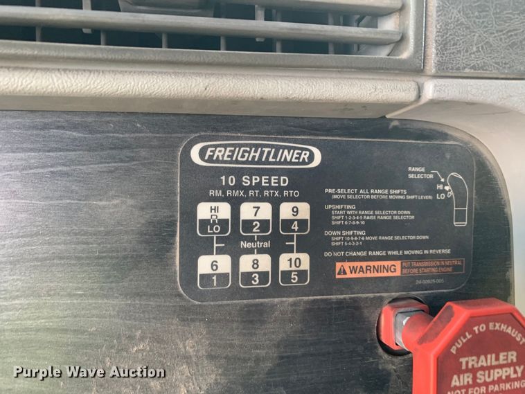 image for item EJ2931 2006 Freightliner  Columbia  semi truck