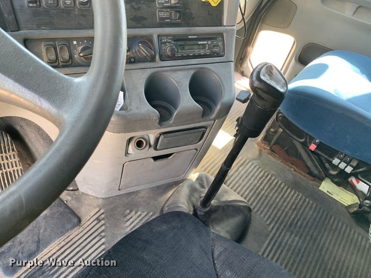 image for item EJ2931 2006 Freightliner  Columbia  semi truck