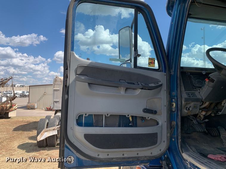 image for item EJ2931 2006 Freightliner  Columbia  semi truck