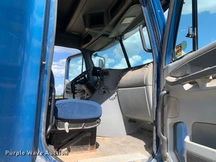 image for item EJ2931 2006 Freightliner  Columbia  semi truck