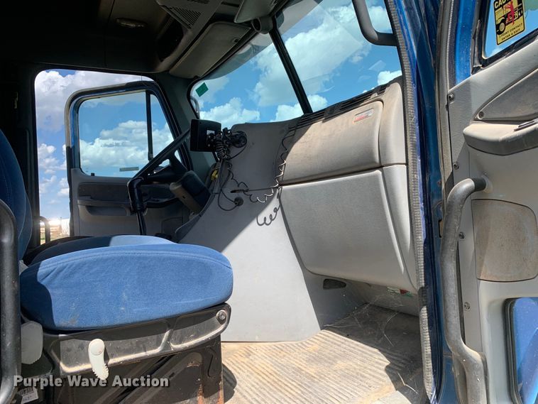 image for item EJ2931 2006 Freightliner  Columbia  semi truck