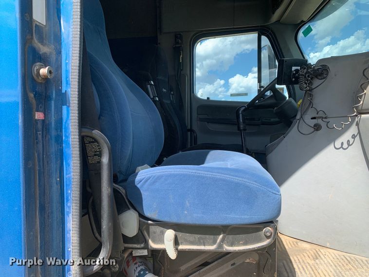 image for item EJ2931 2006 Freightliner  Columbia  semi truck